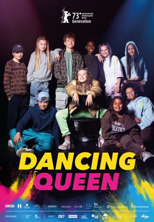 Grupa młodzieży, 10 osób, chłopcy i dziewczynki. Swobodny ubiór, bluzy. Tekst: Dancing Queen.